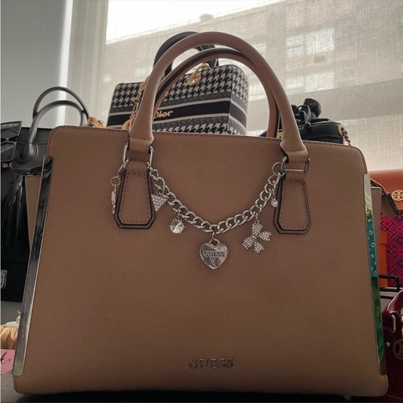 ✨NEW GUESS✨HANDBAG W/BAG CHARM ATTACHMENT - Picture 7 of 12